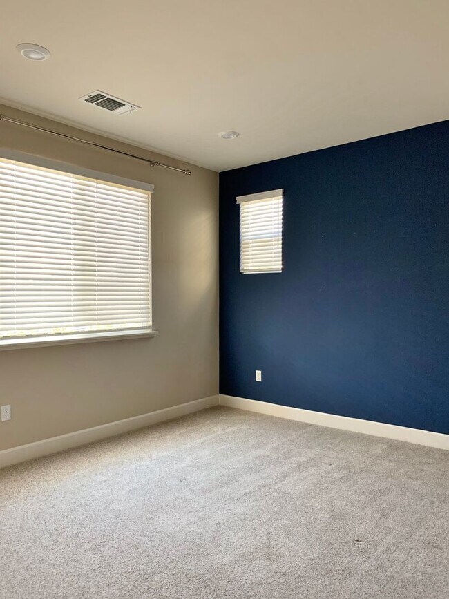 Building Photo - Single Story Craftsmen in Hollister