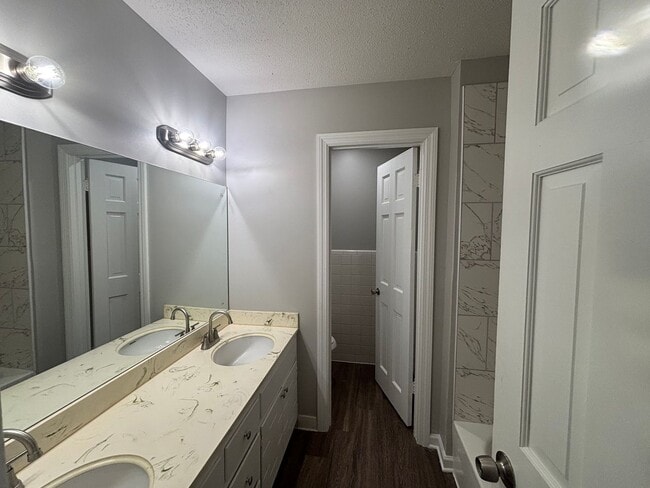 Building Photo - 8280 Chippingham Dr