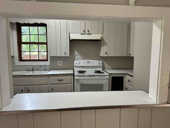 Building Photo - 26-28-28 Park Dr