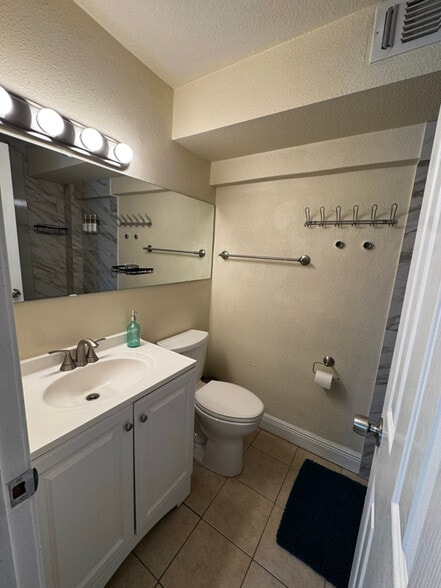 Building Photo - 319 S Olive St