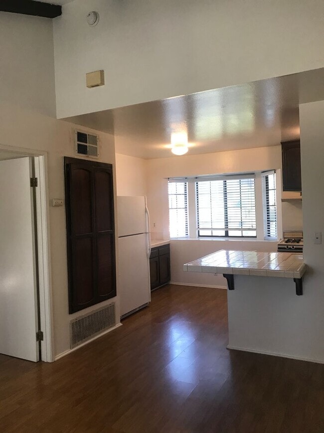 Building Photo - Stunning West Hills 1+1 Upper Unit