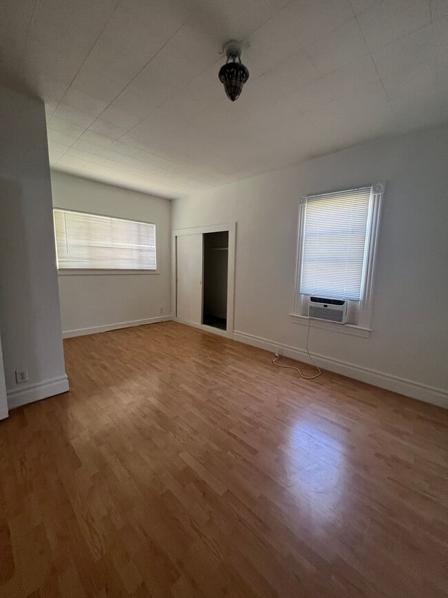 Building Photo - One bedroom apartment in downtown Riverside!