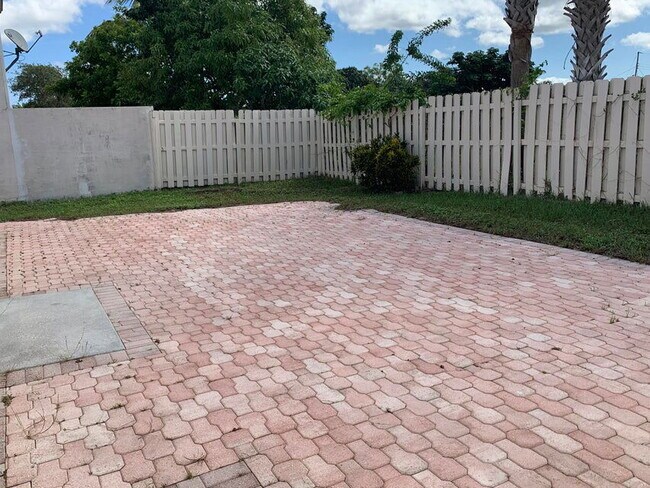 Building Photo - 5900 Azalea Cir