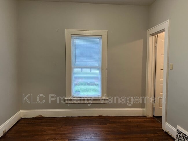 Building Photo - 3116 E 7th St