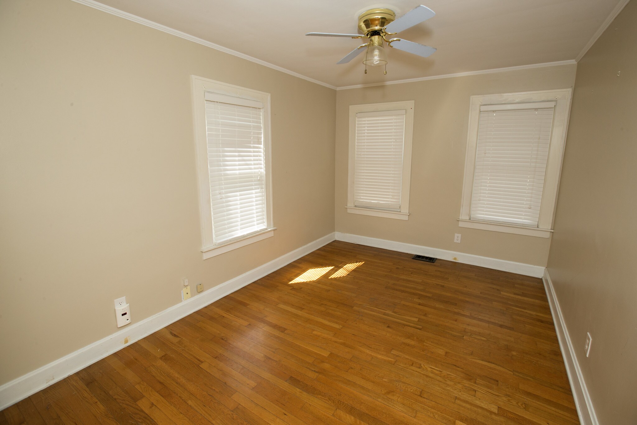 Main Floor Bedroom - 33 Grosvenor St