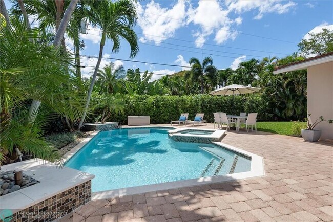 Building Photo - 2625 NW 5th Ave