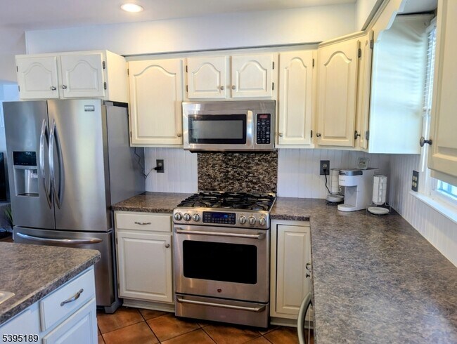 Building Photo - 190 Oak St