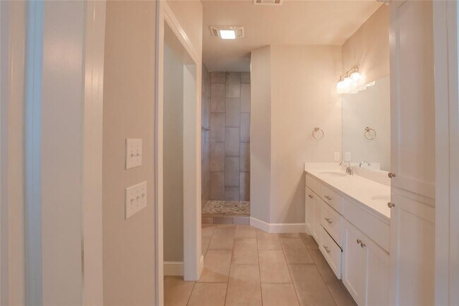 Building Photo - 12037 Ashford Dr