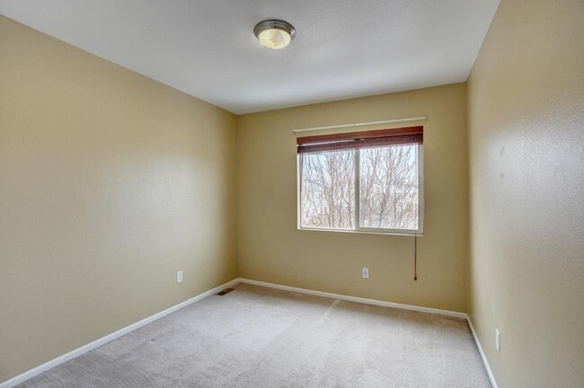 Building Photo - $ 2,295 - 3-Bed, 3-Bath Townhome with Mode...