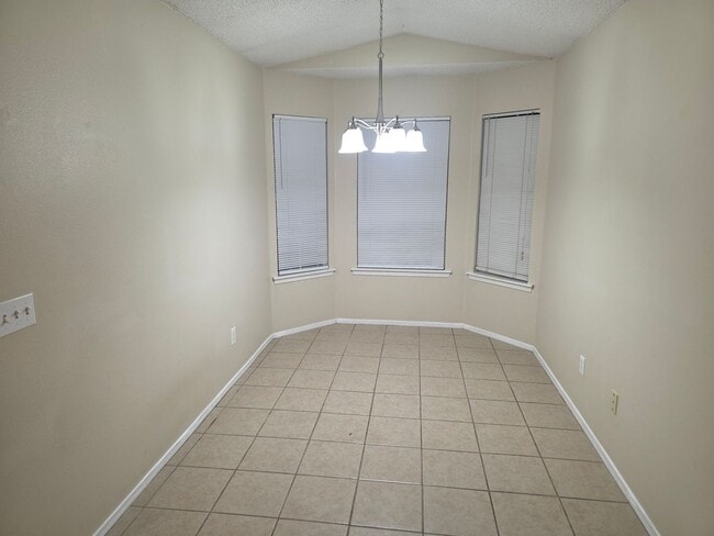 Building Photo - Nice 3 bedroom 2 bath home with fenced in ...