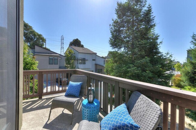Building Photo - Exceptional End-Unit Townhome in Sterling ...
