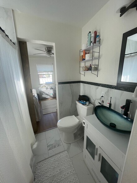 Bathroom w/designer sink - 1134 Bay St NE