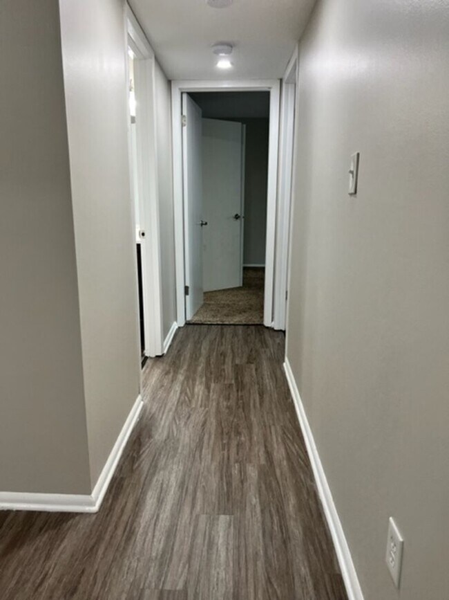 Building Photo - Spacious 2-Bedroom Apartment for Rent in C...