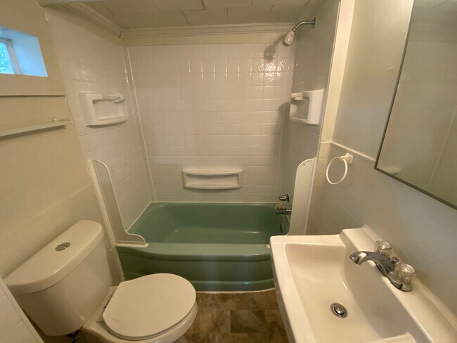 Building Photo - Adorable Upstairs Duplex / Central AC / W&D / Near Duke East