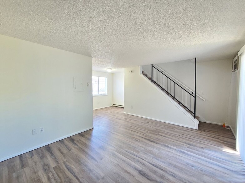Building Photo - 2121 E Upriver Dr
