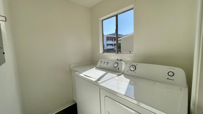 Building Photo - 2 Bedroom 2-1/2 Bathroom Townhouse by Sierra Vista Hospital and Near Cal Poly Campus