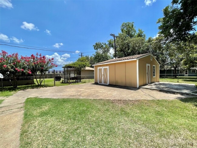 Building Photo - 1112 Southampton Dr