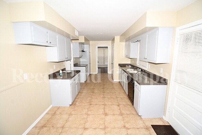 Building Photo - 5127 Kingswood Cir
