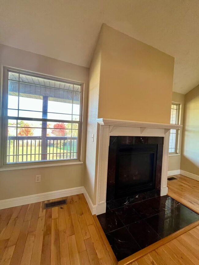 Building Photo - 5 bedroom and 3 bathroom two level house