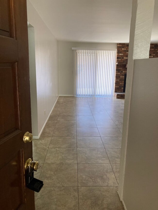 Building Photo - 3 bedroom condo in Village of Oak Creek