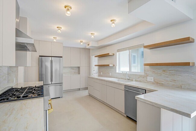 Building Photo - 827 15th St