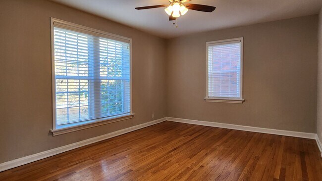 Building Photo - One-Bedroom Apartment in Dogtown*In-Unit W...
