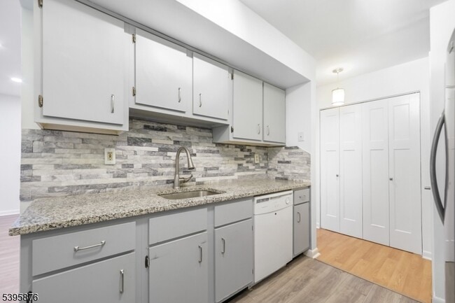 Building Photo - 850 Main St