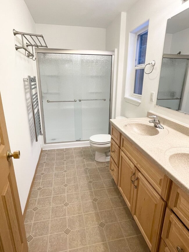 Building Photo - Large 4 bd, 2.5 bath home for rent in Nort...