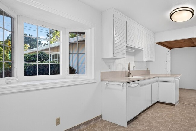 Building Photo - Single-Story Walnut Creek Home Near Top-Rated Schools, BART & Shopping