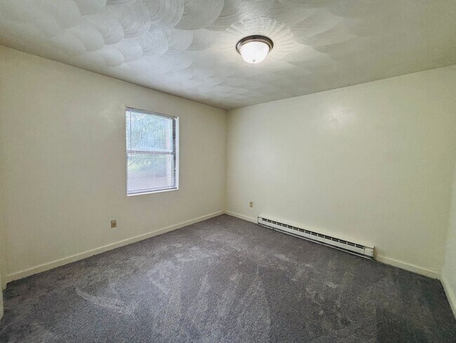 Building Photo - 653 Village Ln