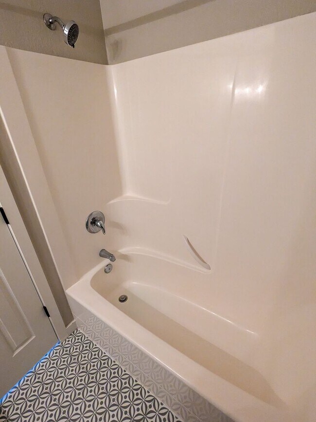 Building Photo - 1497 Golden Ln N