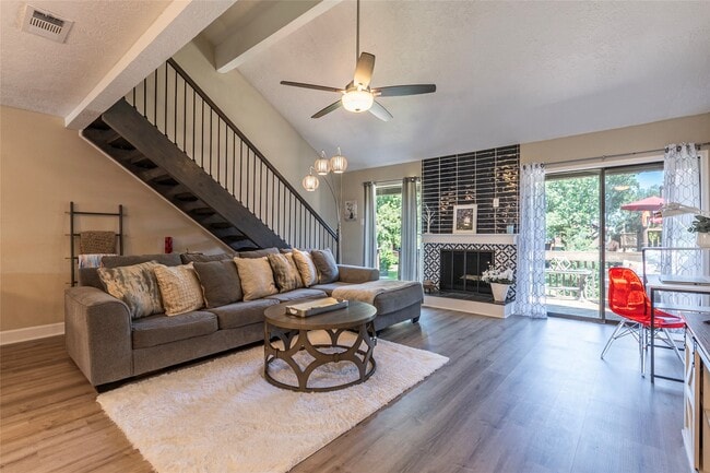 Building Photo - 723 Davis Rd