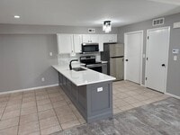 Building Photo - 1051 Minns Dr