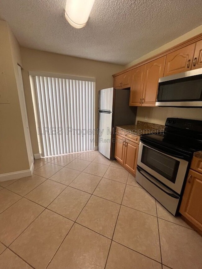Building Photo - 3651 N Goldenrod Rd