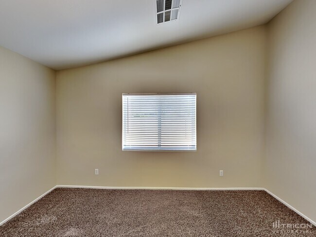 Building Photo - 2132 Meadow Green Ave