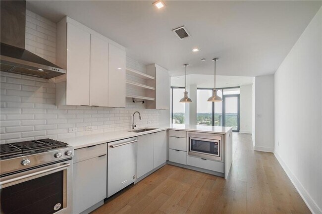 Building Photo - 788 West Marietta St NW