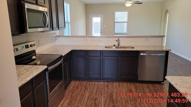 Kitchen: stainless appliances - 1513 Chinook St