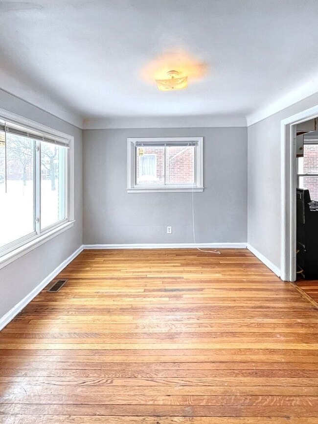 Building Photo - Charming 3-Bedroom Home in a Desirable Det...