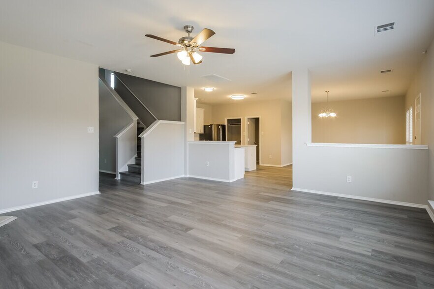Building Photo - 121 Castle Dr