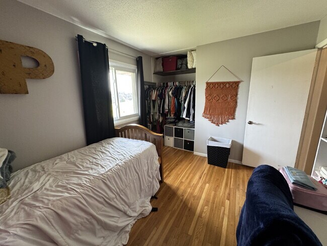 Building Photo - "Experience Elegant Living: 4-Bed Home with Granite Touches & Cozy Fireplace in Cottage Grove!"