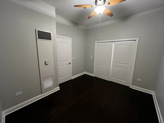 Building Photo - Turnkey Luxury 2BR Residence | Fully Renovated | Garage Parking | Prime Downtown River North / St...