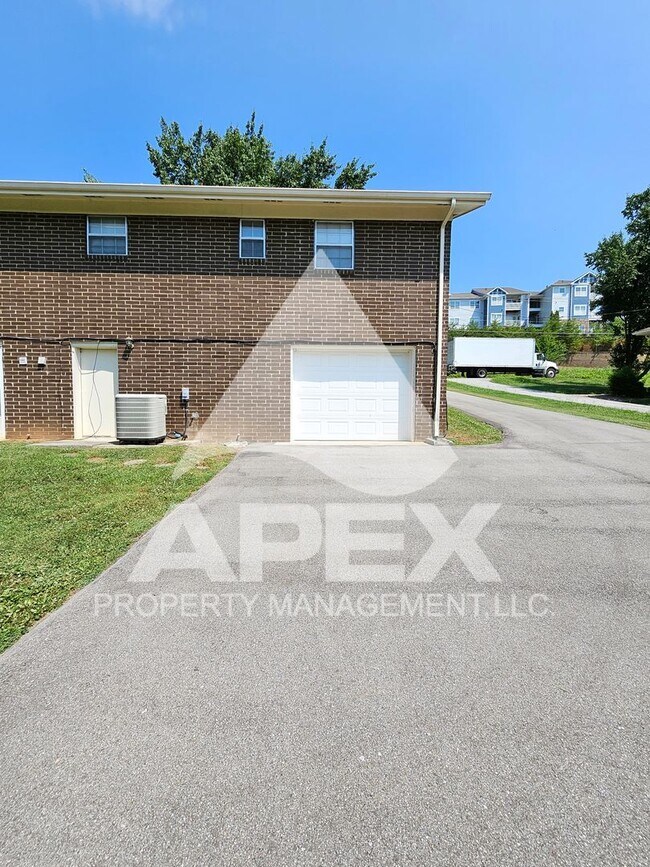 Building Photo - 7324 Deane Hill Dr
