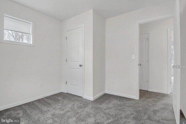 Building Photo - 2639 Maplewood Cir