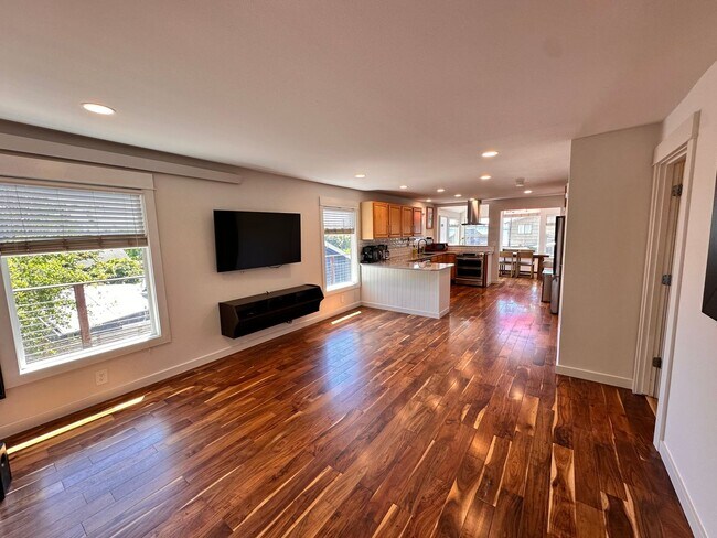 Building Photo - Charming West Seattle Home with Views of Puget Sound