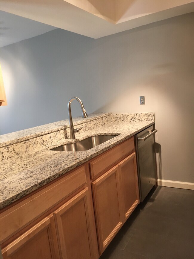 Building Photo - 1450 Cliff Ct