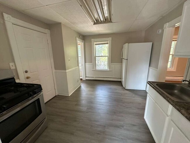 Building Photo - 505 Grotto St N
