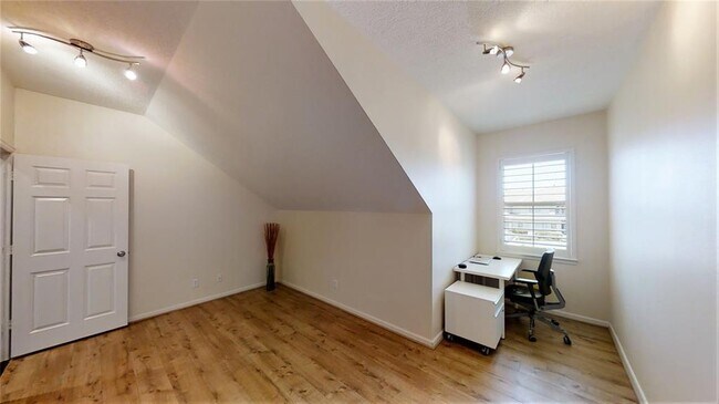 Building Photo - 1807 Sparrows Ridge