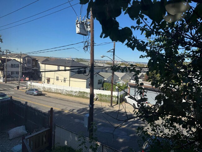 Building Photo - 89 McAdoo Ave