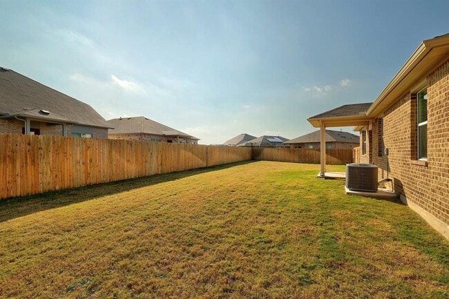 Building Photo - 105 Brunnen Wy