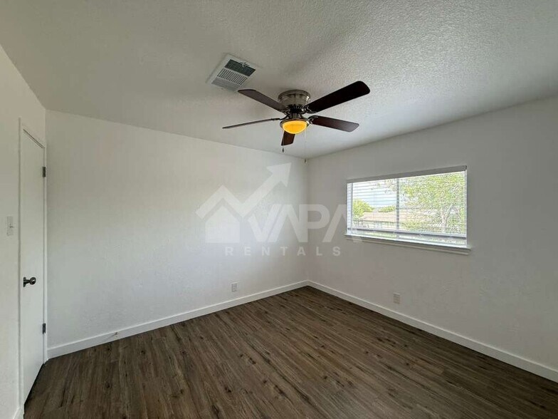 Building Photo - 3713 Candlebluff Dr